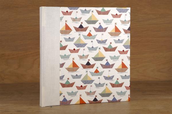 Album mit weißen blättern Origamischiffchen handarbeit